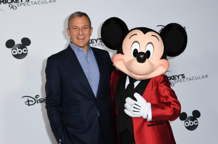 Fotografía de Robert Iger ceo de The Walt Disney Company junto a una botarga de Mickey Mouse 