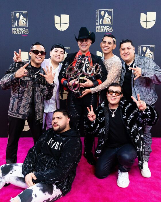 Fotografía de Grupo Firme con sus seis premios durante la alfombra roja de los premio Lo nuestro 