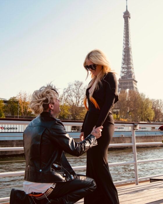 Avril Lavigne se compromete con Mod Sun frente a la Torre Eiffel
