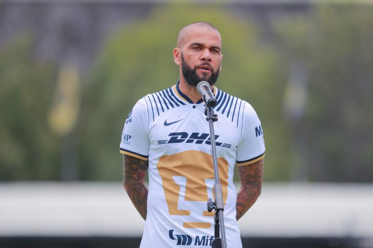 Dani Alves frente a un micrófono portando su camisa del Pumas en su presentación en la LIGA BBVA MX 