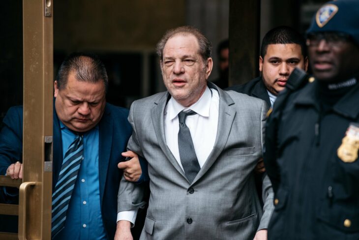 Harvey Weinstein siendo custodiado por policías y abogados saliendo del juzgado 