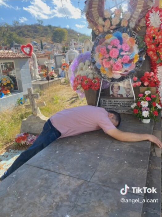 Captura de pantalla de un hombre abrazando la tumba de sus abuelos 