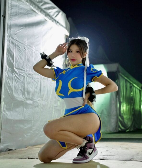 MsPuiyi ex modelo de OnlyFans disfrazada de Chun-Li un personaje de un videojuego 
