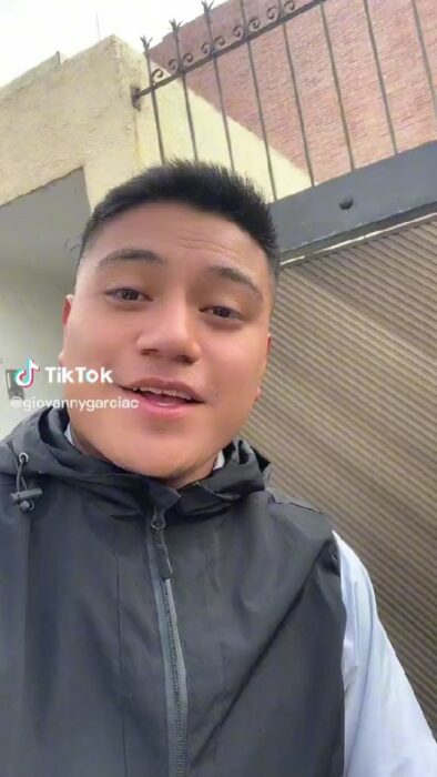 captura de pantalla de un joven haciendo un video viral de TikTok 