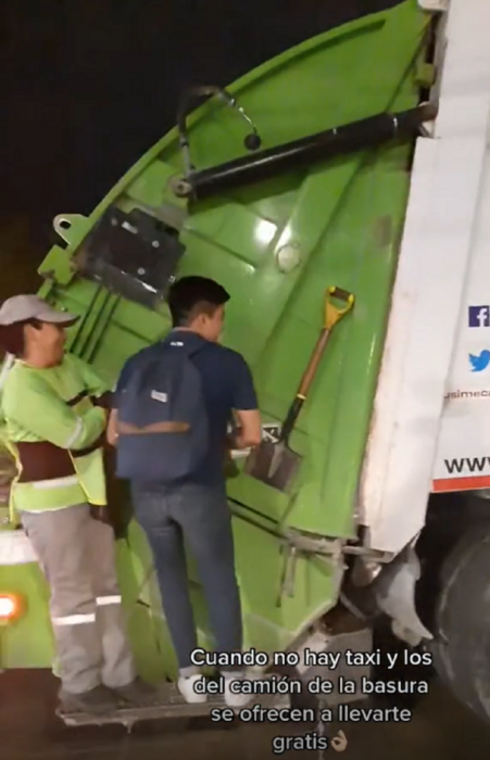un chico con mochila de estudiante se sube a una camión recolector de basura en compañía de una trabajadora de esta unidad quien sonríe divertida