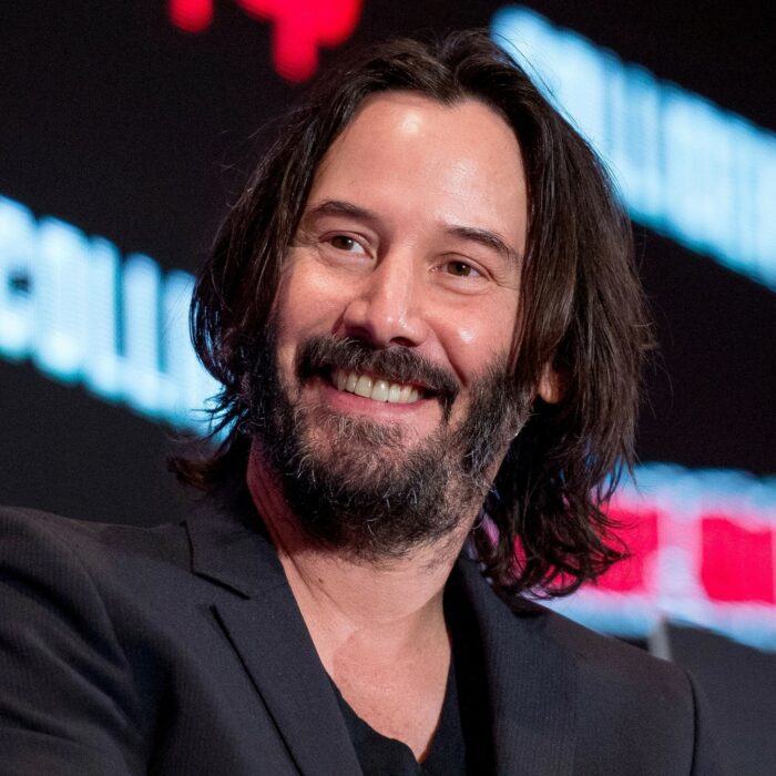 Keanu Reeves sonriendo 