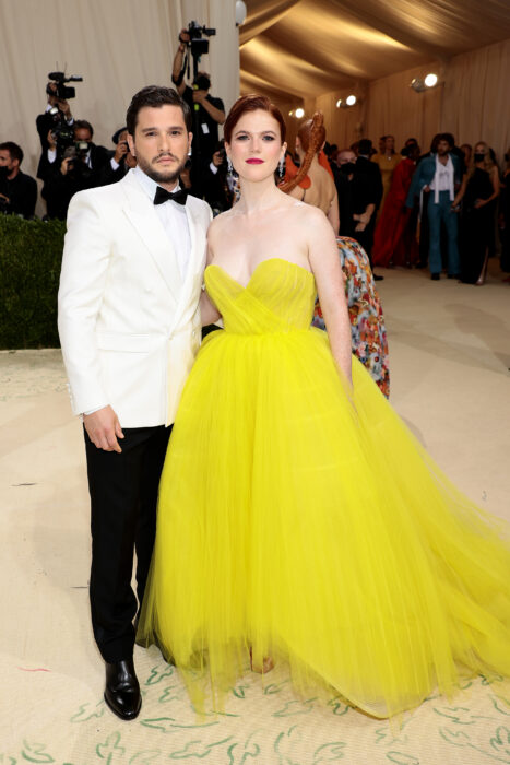 Kit Harington y Rose Leslie posando en la alfombra roja del MET Gala 2022 