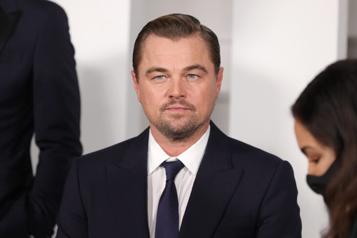 Leonardo DiCaprio en un evento en Los Ángeles California vistiendo traje 