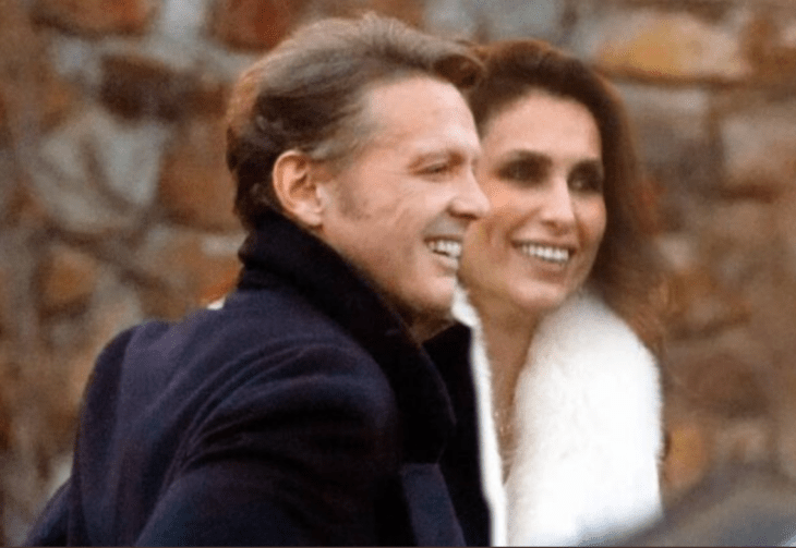 Luis miguel y Paloma Cuevas sonrientes y juntos dando un paseo 