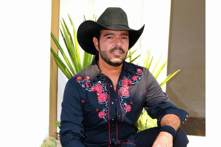 Pablo Montero con sombrero y camisa negra