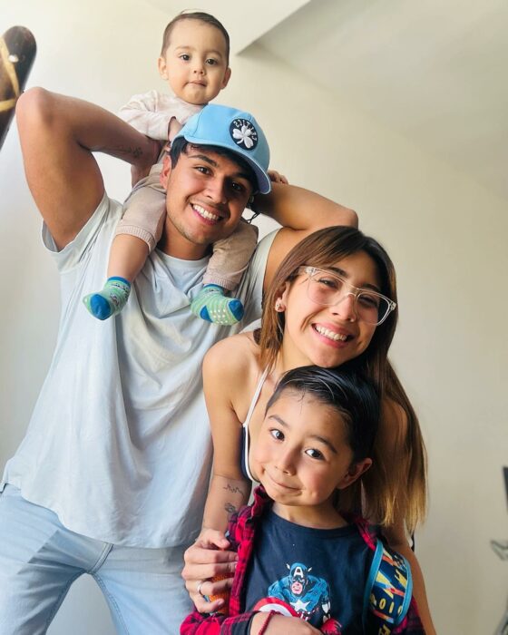 Fotografía familiar de unos padres con sus hijos 