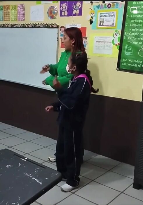 imagen que muestra a una maestra presentando a una alumna que no habla ni escucha