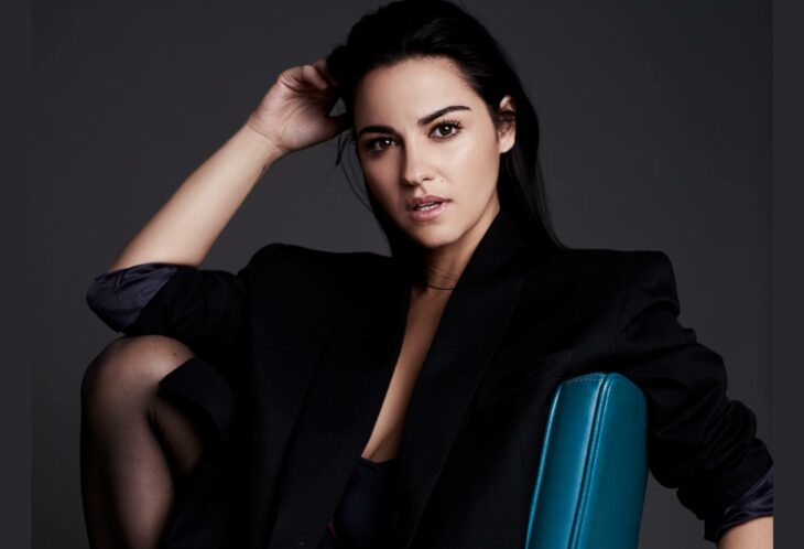 Maite Perroni posa para la cámara con un traje sastre negro