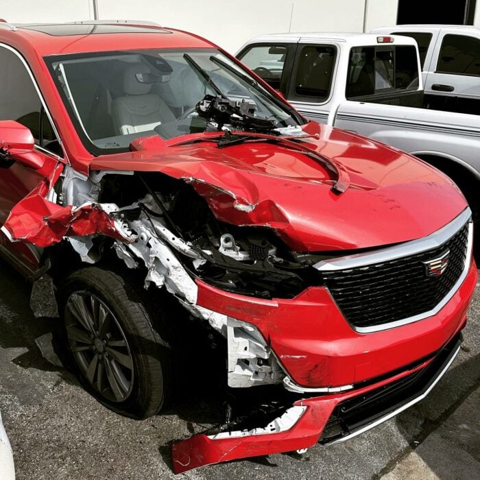 Fotografía del vehículo de la mamá de 'La Roca' tras sufrir un accidente 
