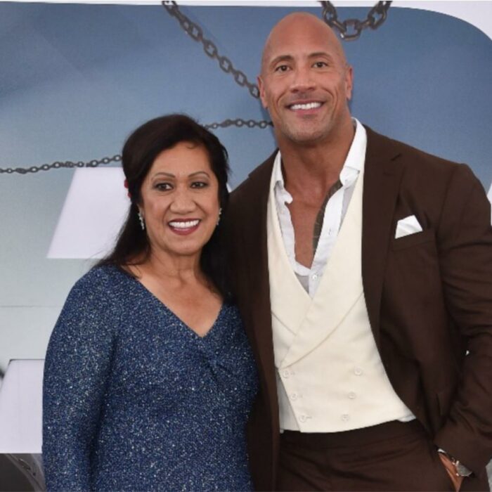 Fotografía de Dwayne Johnson a lado de su madre Ata Johnson 