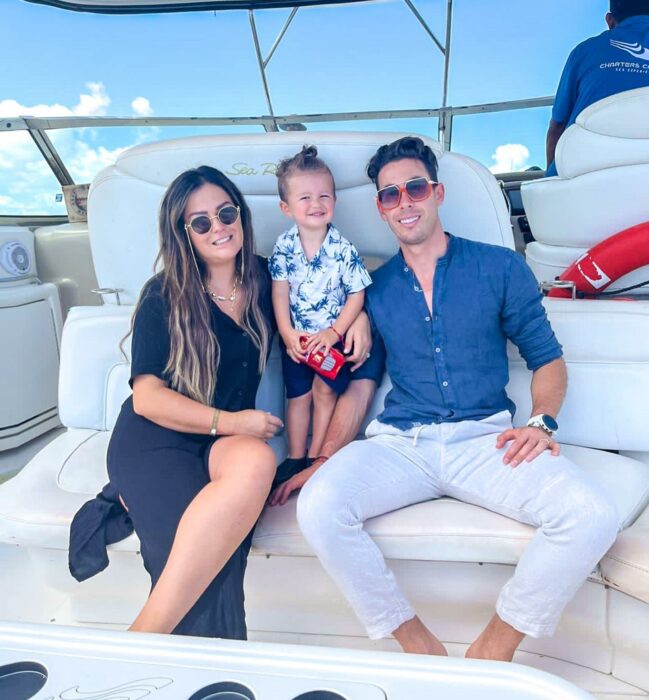 Mariana Echeverría junto a su esposo el futbolista Óscar Jiménez posando en un yate al lado de su pequeño Lucca