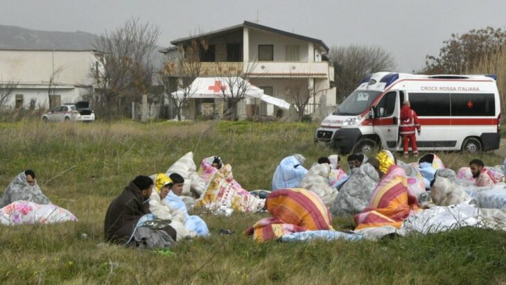 Migrantes salvados de naufragio en Italia 