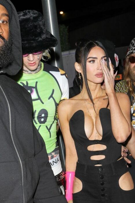 fotografía de Megan Fox caminando junto a Machine Gun Kelly junto a Ye en la fiesta de Drake 