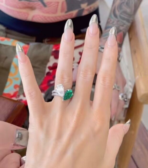 mano de Megan Fox mostrando su anillo de compromiso con Machine Gun Kelly 