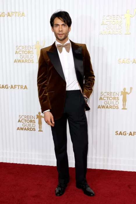 Mejores vestidos y looks en los SAG Awards 2023; Diego Calva