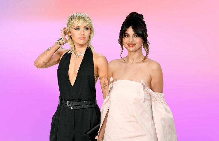 Selena Gómez y Miley Cyrus posando juntas con un fondo rosado