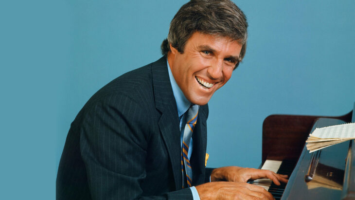 Compositor estadounidense Burt Bacharach en su juventud tocando el piano 