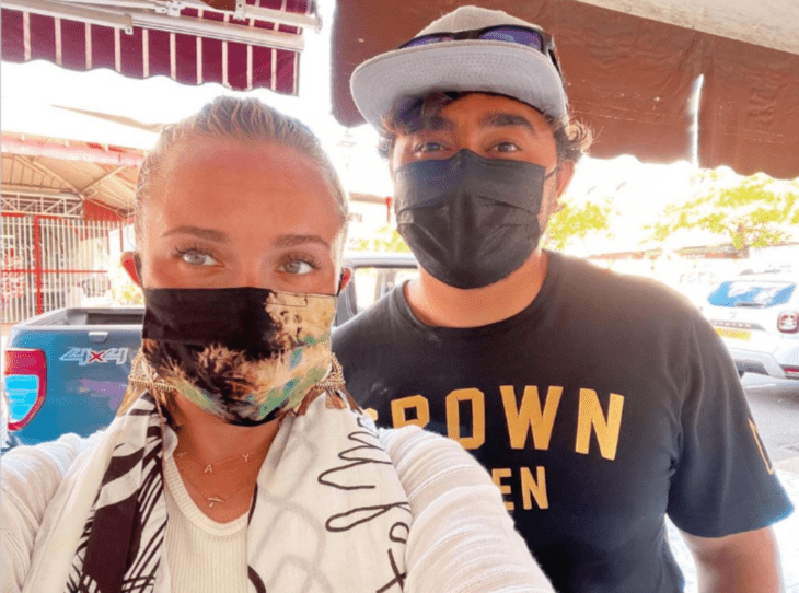 Hayden y Jansen Panettiere paseando por un mercado ambos llevan cubrebocas