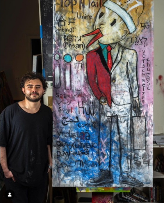 Jansen Panettiere junto a una de sus creaciones de pintura 