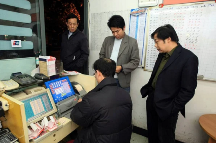 imagen de un puesto de lotería en China donde se aprecian algunos hombres dentro