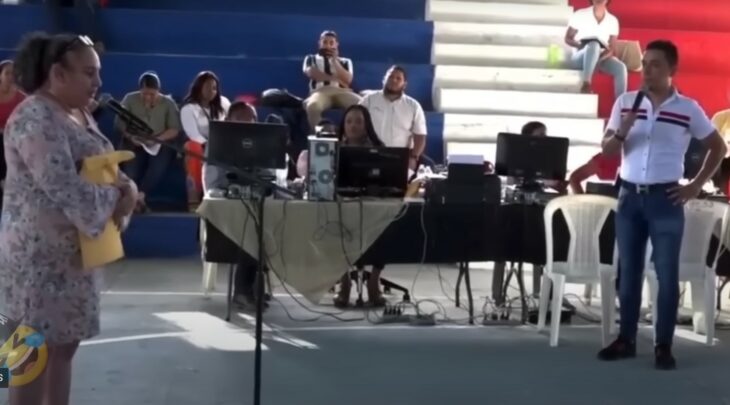 mujer hondureña durante su examen para dar clases de inglés en una escuela primaria 