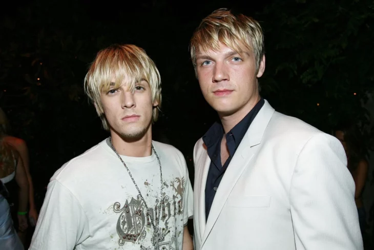 Aaron y Nick Carter posando para la cámara vestidos de blanco