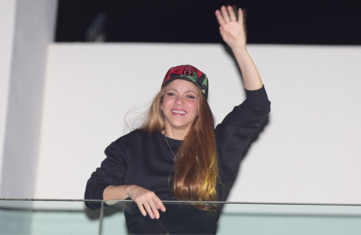 Shakira saluda desde el balcón de su casa en Barcelona España