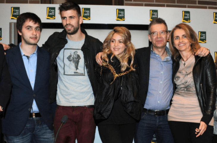 Familia Piqué Bernabéu acompañados de Shakira todos están abrazándose en foto familiar