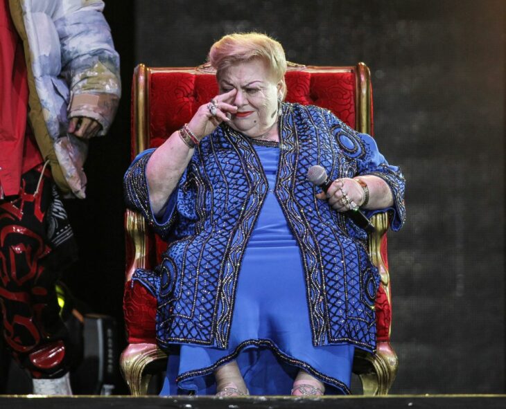 paquita la del barrio sentada en una silla llorando 