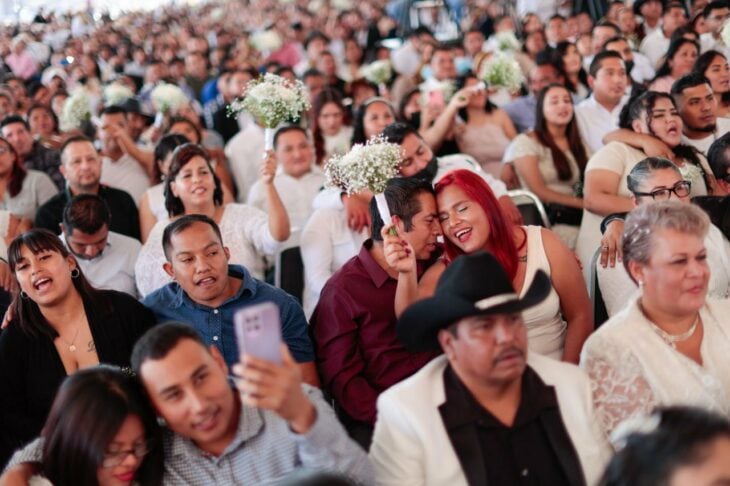 imagen de personas durante la boda colectiva 2023 en Monterrey, Nuevo León 