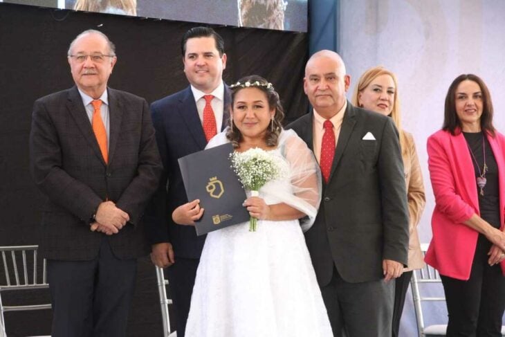 pareja en Monterrey recibiendo su acta de matrimonio durante las bodas colectivas el pasado 14 de febrero de 2023