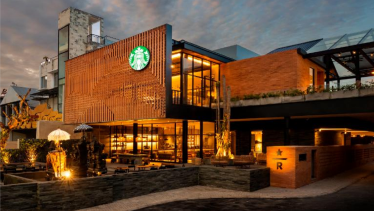 imagen exterior de una cafetería de Starbucks en los Estados Unidos 