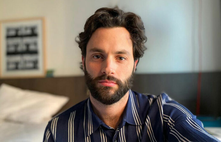 el actor de la serie de Netflix You Penn Badgley de frente con una camisa de rayas oscura