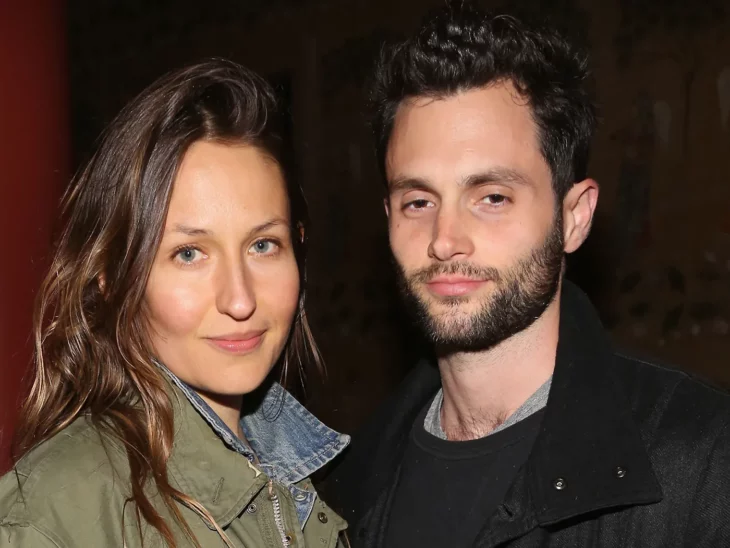 El actor de la serie de Netflix You Penn Badgley y su esposa Dominó Kirke en una imagen posando juntos con ropa informal