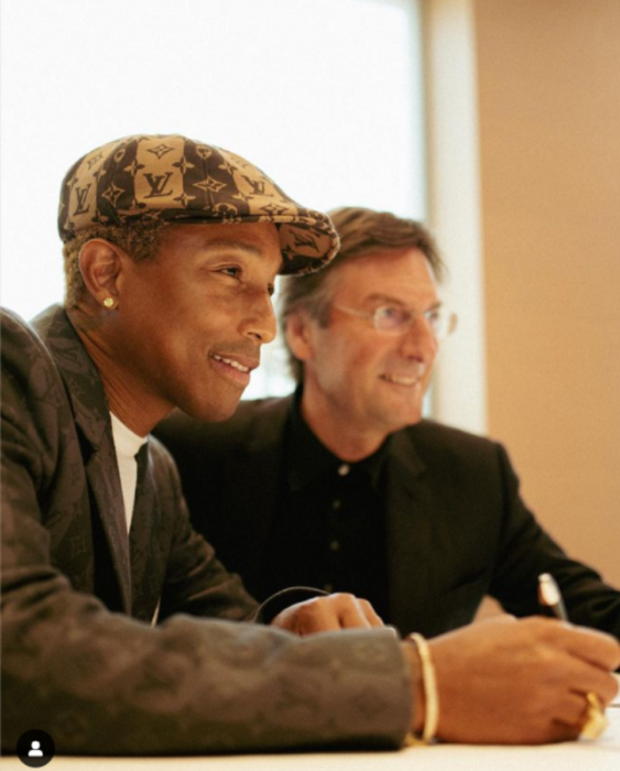 Pharrell Williams a signé un contrat avec la marque de luxe Louis Vuitton portant un chapeau faisant la promotion de la marque