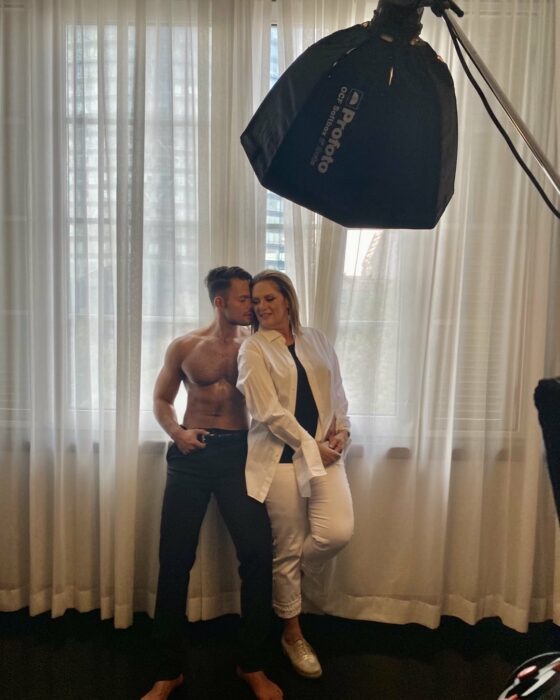 Erika Buenfil posando en una sesión de fotos junto al joven actor Emmanuel Palomares 