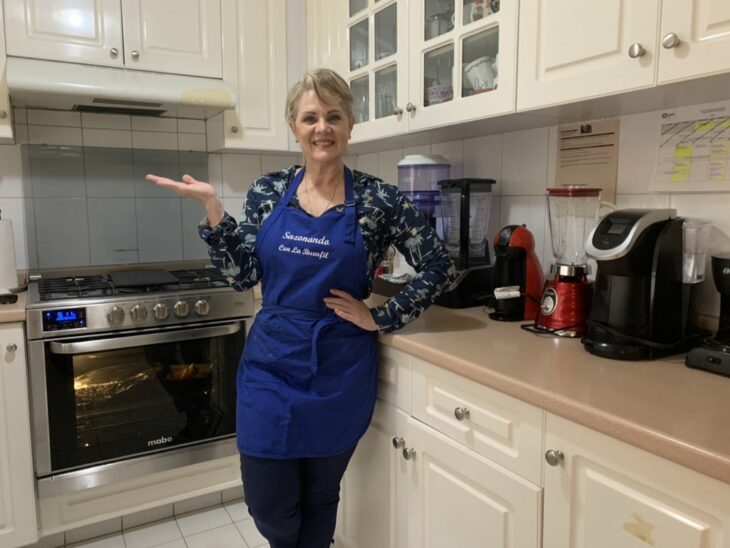 fotografía de Erika Buenfil en la cocina con un mandil de su canal de YouTube 