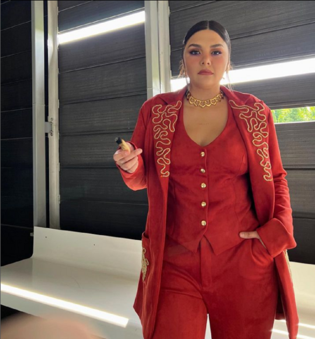 La cantante Yuridia en una imagen de Instagram lleva un palazzo rojo