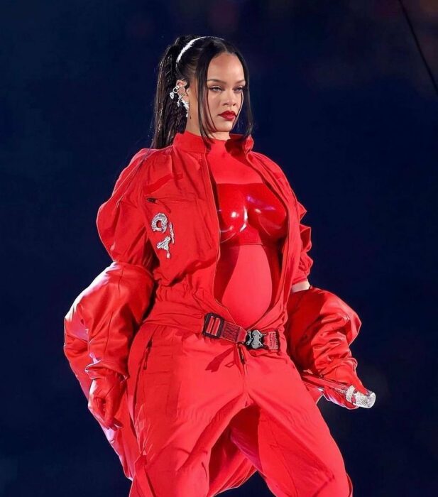 Rihanna durante su presentación en el medio tiempo del Super Bowl 2023 