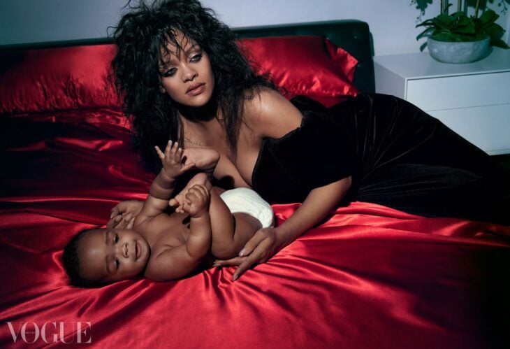 Fotografía de la revista Vogue en la que aparece Rihanna con su bebé acostados en una cama