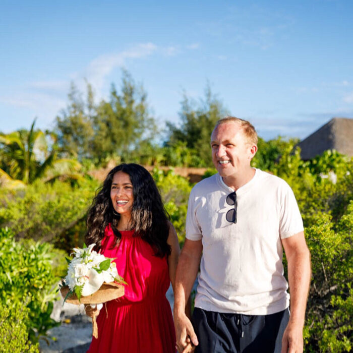 Fotografía de Salma Hayek posando agarrada del brazo de su esposo François-Henri Pinault