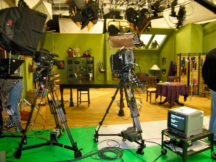 imagen de un foro de televisión sin gente preparado para grabar escenas lleno de cámaras luces y distinta utilería 