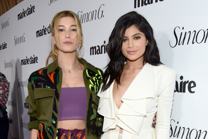 Kylie Jenner junto a Hailey Bieber en una alfombra rosa de la revista Marie Claire 