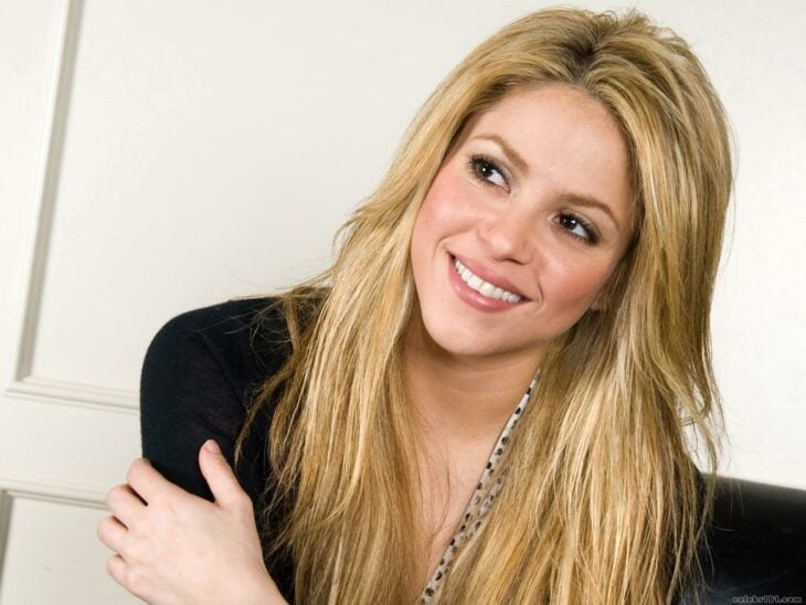 Shakira en primer plano mirando al horizonte lleva el cabello rubio lacio y poco maquillaje