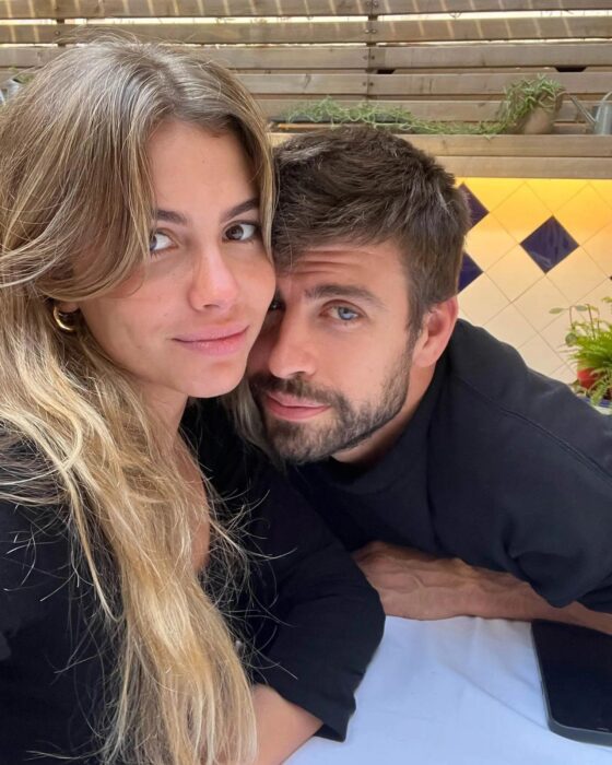 Gerard Piqué y Clara Chía Martí acurrucados